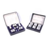 A set of silver napkin rings and a cruet set.