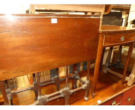 A circa 1900 mahogany spider leg Sutherland table, together with a circa 1900 mahogany bowfront single drawer lamp table (2) 