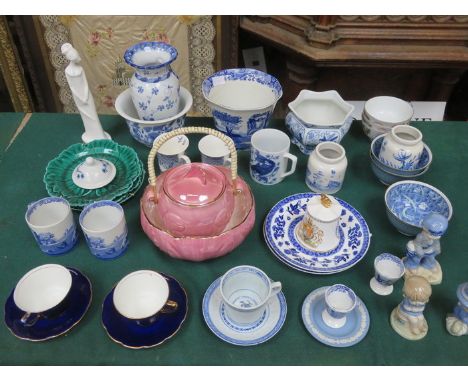 BOX OF ORIENTAL STYLE AND OTHER CERAMICS INCLUDING SPODE, MALING AND WEDGWOOD, ETC. 