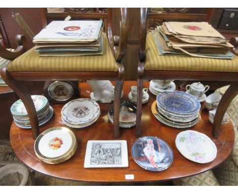 SUNDRY LOT INCLUDING MANTEL CLOCK, GRAMAPHONE RECORDS, VARIOUS COLLECTORS PLATES AND EGGSHELL TEA SET, ETC. 