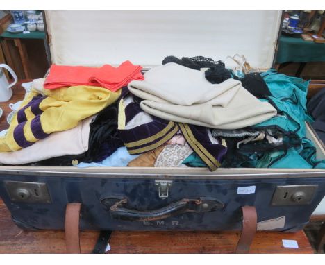 VINTAGE SUITCASE CONTAINING VARIOUS VINTAGE CLOTHES
