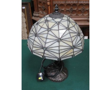 TIFFANY STYLE DECORATIVE TABLE LAMP WITH GLASS SHADE 