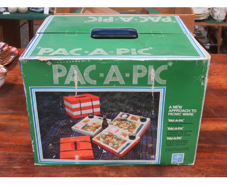 VINTAGE BOXED 'PAC A PIC' PICNIC SET 