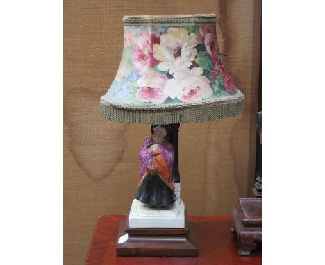 VICTORIAN STYLE FIGURE FORM TABLE LAMP WITH SHADE 