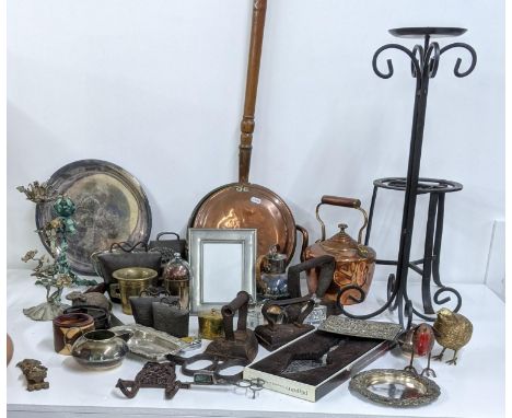 A mixed lot to include mixed metal wear to include a pewter picture frame, a copper kettle, silver plated items and othersLoc