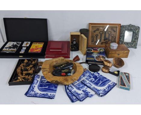 A mixed lot to include pipes, cheroot with 9ct band, chess set, Lock, Stock & Two Smoking Barrels gift set and other itemsLoc