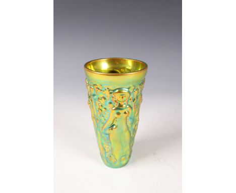 Vase Zsolnay, Pécs, 1968 Porzellan-Fayence, glasiert, Eosin. Reliefdekor: Dame mit Kelch bei der Weinlese in vierfachem Rappo