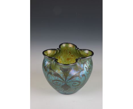 Vase ''Creta Papillon'' mit Silberauflage Loetz Wwe., Klostermühle, um 1900 Grünes Glas mit silbergelber Kröselaufschmelzung.