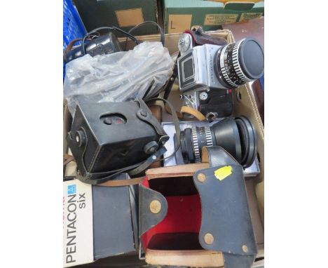 A tray of vintage cameras and accessories to include a Pentacon Six TL camera 