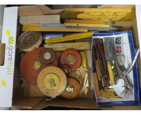 A tray of vintage measuring equipment 