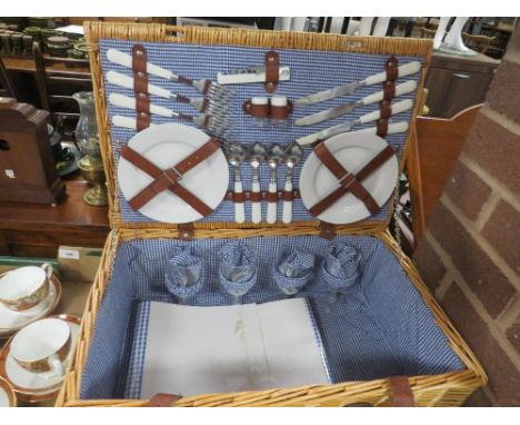A large Richmond house picnic hamper with contents 