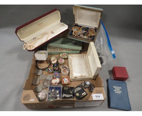 A tray of collectables to include vintage mourning brooch, costume jewellery, coins to include two Victorian crowns etc 