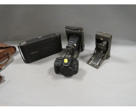 A Quantity of vintage cameras etc 