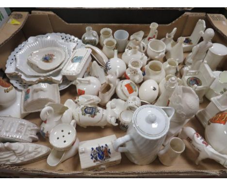 A tray of assorted vintage crested ware 