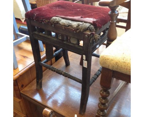 A VICTORIAN/EDWARDIAN PIANO STOOL