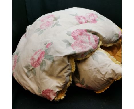 Pink floral eiderdown with gold background 140 x 150cm in good condition 