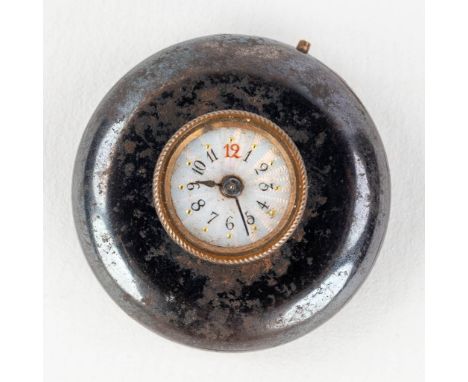 A buttonhole clock, pocket watch movement. Circa 1900. Not in working condition at the moment.Dimensions: (D: 0,29 cm)