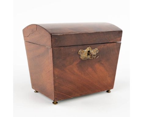 An English tea caddy, mahogany, 19th century. With the original key. Dimensions: (L: 10 x W: 13,5 x H: 12 cm)