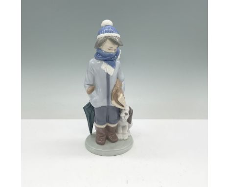 Lladro Winter porcelain figurine, item number 01005220, sculpted by Juan Huerta and retired in 2000. This delightful figurine