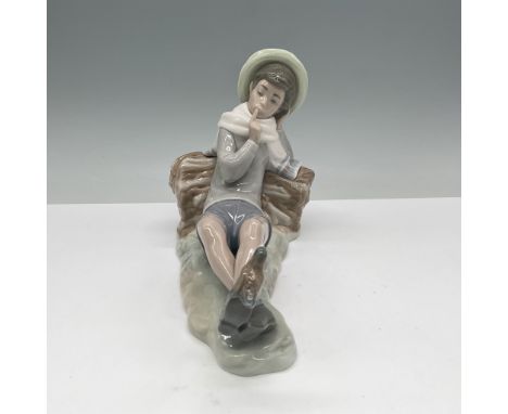 Lladro porcelain figurine titled Shepherd with Bird, model number 01004730. Designed by  Vincente Martinez, this charming pie