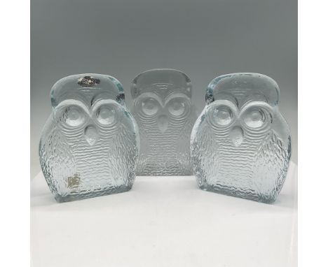 Set of three clear glass owl bookends by Blenko, known for their handcrafted glass artistry. These mid-century modern pieces 