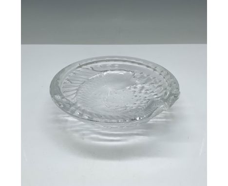 This Lalique crystal ashtray features a beautifully detailed fish motif, expertly rendered in a combination of frosted and cl