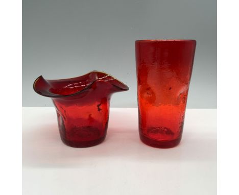 This striking 2-piece set includes a beautifully crafted handblown red glass vase with a unique, curved rim and a matching tu