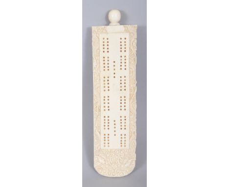 AN EARLY 20TH CENTURY CHINESE CANTON IVORY CRIBBAGE BOARD, 7.7in long.