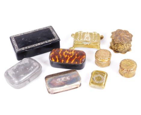 Various snuff boxes, to include a papier mache example, 12cm W, other boxes, one with flush hinged lid, tortoiseshell finishe