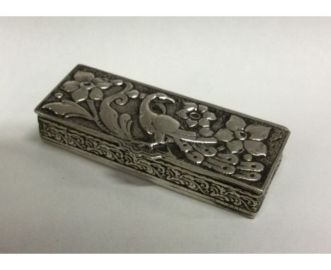 A Continental silver snuff box chased with flowers. Approx. 70 grams. Est. £60 - £80.