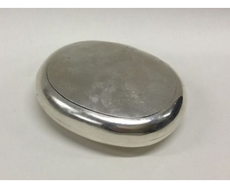 A heavy silver squeeze sided snuff box with gilt interior. London 1904. By Hilliard &amp; Thompson. Approx. 82 grams. Est. £1