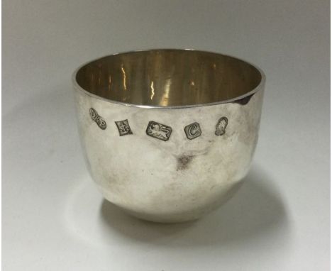A heavy silver tumbler cup of typical form. Birmingham 1977. By Deakin &amp; Francis. Approx. 92 grams. Est. £180 - £220.