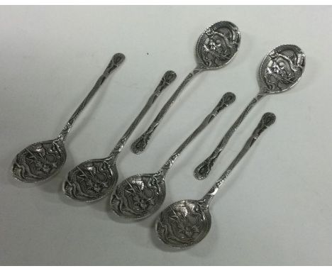 A good set of six cast silver teaspoons decorated in the Chinese form. Approx. 38 grams. Est. £25 - £35.