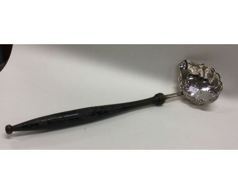A Georgian silver toddy ladle with shaped rim. Approx. 61 grams. Est. £20 - £30.