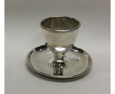 A good silver egg cup on stand. Birmingham 1962. By D Bros. Approx. 60 grams. Est. £50 - £80.