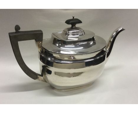 A good plain silver teapot with hinged lid. Chester. Approx. 633 grams. Est. £220 - £250.