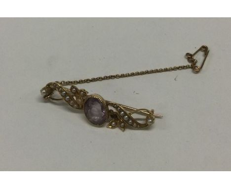 A 15 carat gold pearl and amethyst brooch. Approx. 4.5 grams. Est. £50 - £80.
