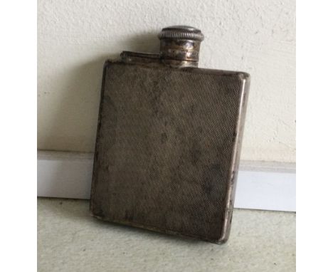 An engine turned silver hip flask with hinged top. Approx. 161 grams. Est. £50 - £80.