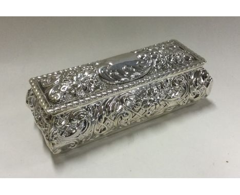 A heavy chased silver snuff box. Birmingham 1903. By Henry Freeman. Approx. 75 grams. Est. £80 - £120.