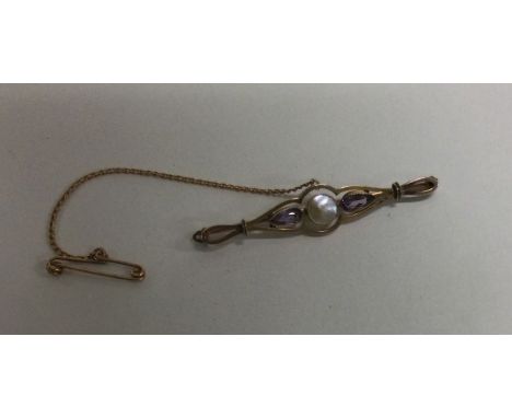 A pearl and amethyst gold brooch. Approx. 3.1 grams. Est. £40 - £60.