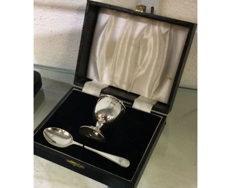 A cased silver egg cup together with matching spoon. Birmingham. Approx. 32 grams. Est. £20 - £30.