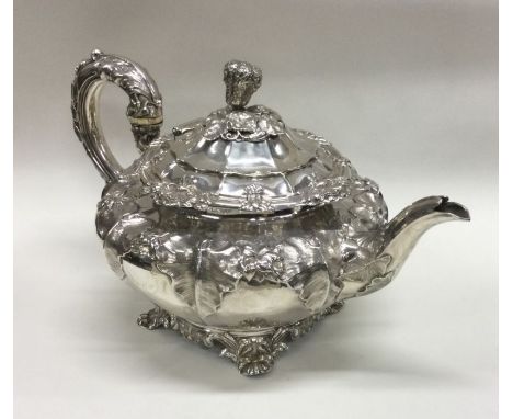 A fine quality George III silver teapot. London 1831. By Charles Fox. Approx. 804 grams. Est. £500 - £600.