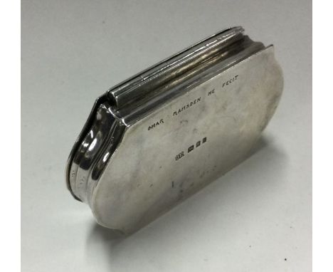 OMAR RAMSDEN: An unusual silver snuff box with hinged lid. London. Approx. 44 grams. Est. £400 - £500.