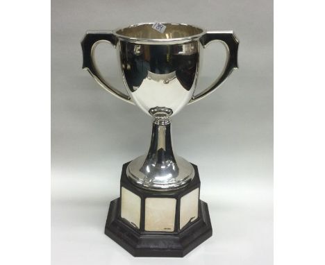 A good plain silver trophy cup on pedestal base. Birmingham. Approx. 172 grams. Est. £50 - £80.