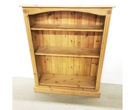 A two shelf pine bookshelf, 118 x 95 x 31cm.