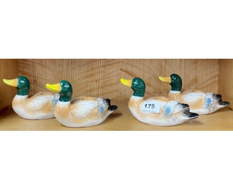 A unseal set of 4 porcelain duck candlestick, L. 17cm.