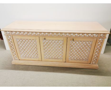 A heavy quality light oak sideboard, 167 x 75 x 48.5cm.