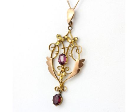 An Edwardian 9ct yellow gold pendant and chain set with oval cut tourmalines, L. 4cm. Gross weight approx. 3gr.
