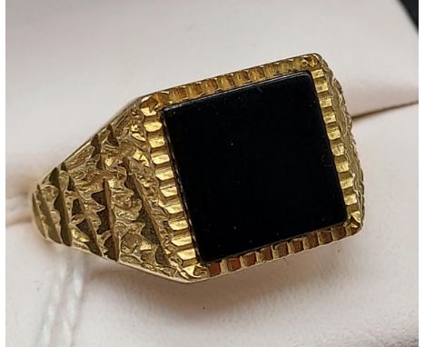 A Gent's 9ct gold signet ring set with an onyx stone. [Ring size U] [4.21grams] 