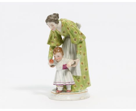 KLEINES KIND MIT MUTTER. Meissen. Datierung: Vor 1924. Meister/Entwerfer: Entwurf A. Schreitmüller, 1898. Material: Porzellan